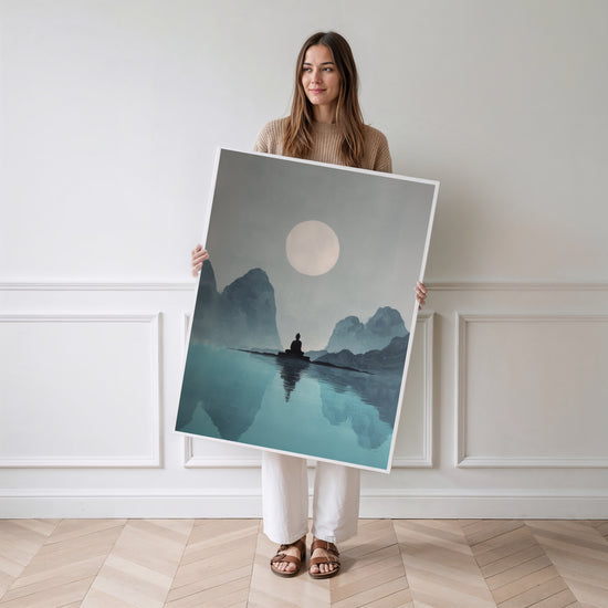 Poster Bouddha - Silhouette apaisée sous la lune des montagnes — Vierge - poster-femme-debout