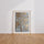 Poster Bouleau d'automne - Lumière dorée et douceur apaisante — Vierge - living-room — passe-partout blanc