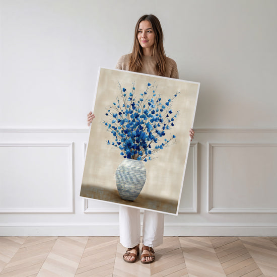 Poster Bouquet de fleurs bleues - Un souffle d'air léger sur vos murs — Vierge - poster-femme-debout