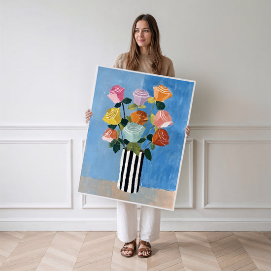 Poster Bouquet de roses - Fraîcheur colorée sur fond bleu — Vierge - poster-femme-debout