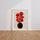 Poster Bouquet graphique - Fleurs rouges et vase noir tout en clarté — Vierge - living-room — passe-partout blanc