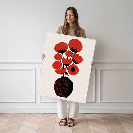 Poster Bouquet graphique - Fleurs rouges et vase noir tout en clarté — Vierge - poster-femme-debout