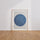 Poster Calligraphie arabe - Cercle bleu aux arabesques apaisantes — Vierge - living-room — passe-partout blanc