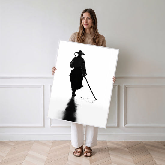 Poster Calligraphie japonaise - Silhouette zen en noir et blanc — Vierge - poster-femme-debout
