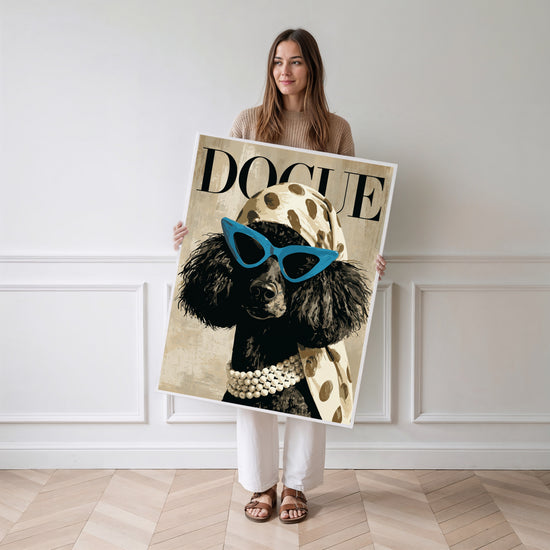 Poster Caniche glamour - Foulard léopard et lunettes bleues avec humour — Vierge - poster-femme-debout