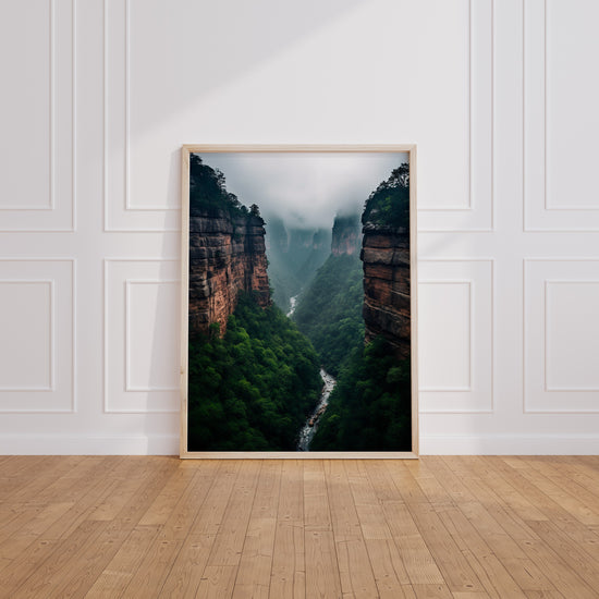 Poster Canyon mystique - Brume douce et sérénité d'altitude — Vierge - living-room