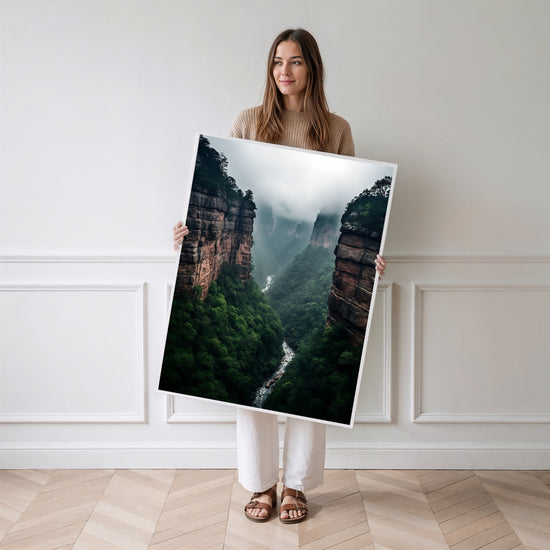 Poster Canyon mystique - Brume douce et sérénité d'altitude — Vierge - poster-femme-debout