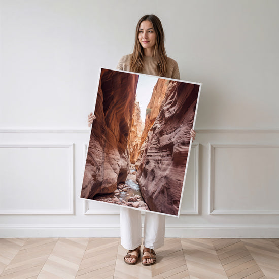 Poster Canyon rocheux - Évasion zen aux teintes de désert — Vierge - poster-femme-debout