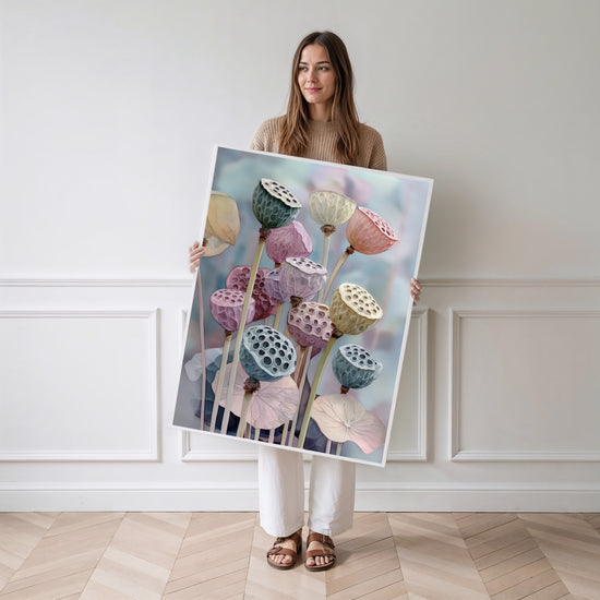 Poster Capsules de lotus - Aquarelle aux teintes douces — Vierge - poster-femme-debout