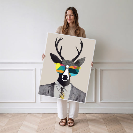 Poster Cerf pop art - Lunettes fantaisie et allure décalée — Vierge - poster-femme-debout