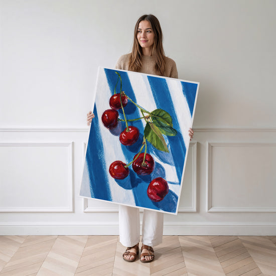 Poster Cerises rouges - La gourmandise d'un été en cuisine — Vierge - poster-femme-debout