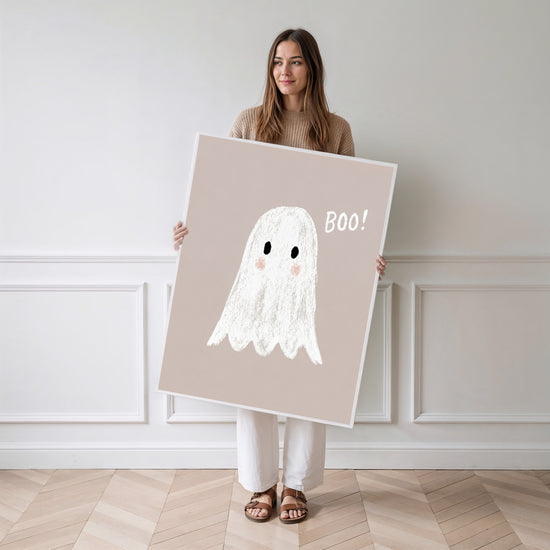 Poster chambre enfant Petit fantôme - Présence douce et complice — Vierge - poster-femme-debout