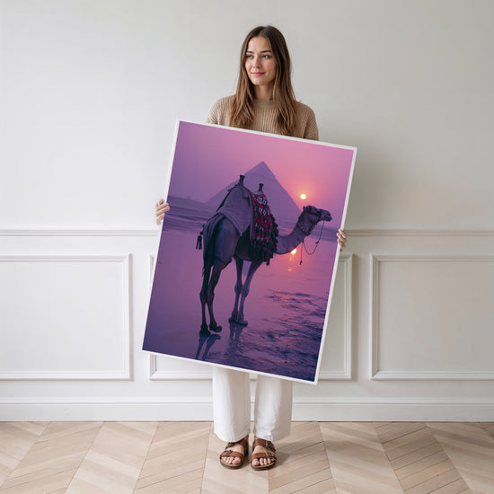 Poster Chameau du désert - Silhouette au crépuscule doré — Vierge - poster-femme-debout