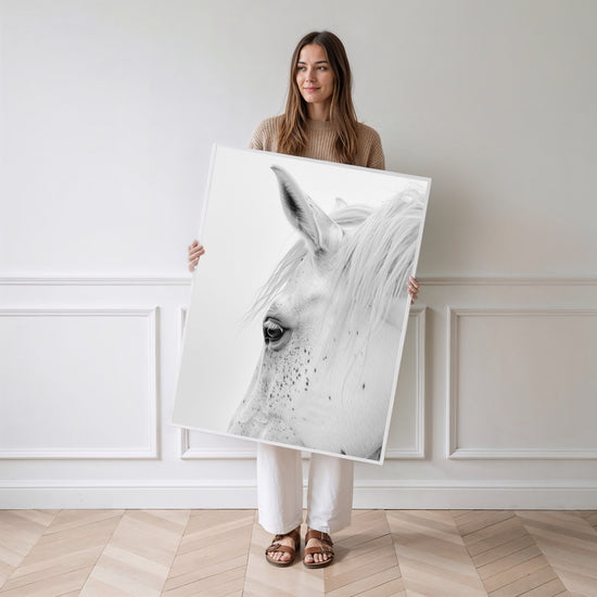 Poster Cheval blanc - Douceur et grâce d'un portrait apaisant — Vierge - poster-femme-debout