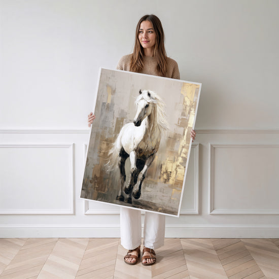 Poster Cheval blanc - Élan et grâce aux reflets beige et or — Vierge - poster-femme-debout