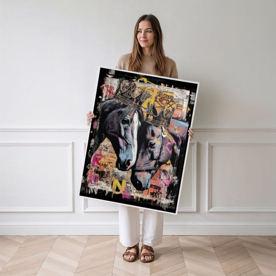 Poster Chevaux couronnés - Graffiti royal et audacieux — Vierge - poster-femme-debout