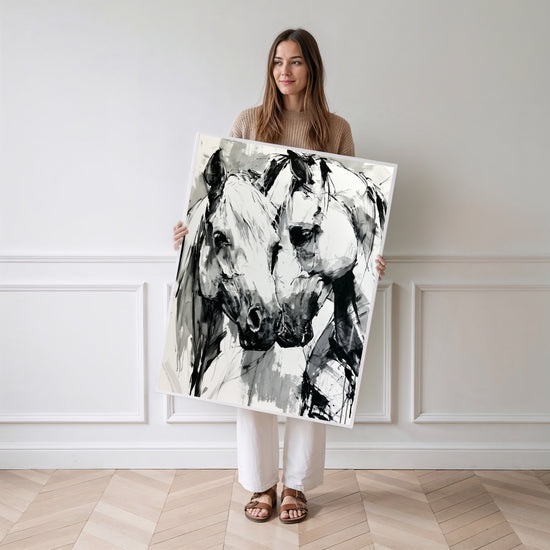 Poster Chevaux noir et blanc - Force tendre et connexion silencieuse — Vierge - poster-femme-debout