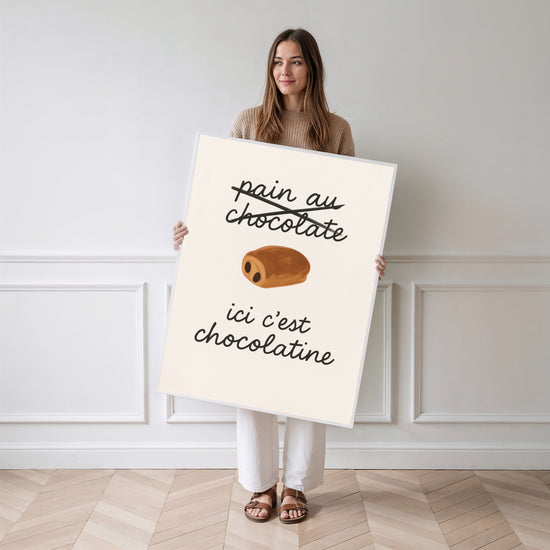 Poster Chocolatine - Clin d'oeil gourmand aux fiertes du Sud-Ouest — Vierge - poster-femme-debout