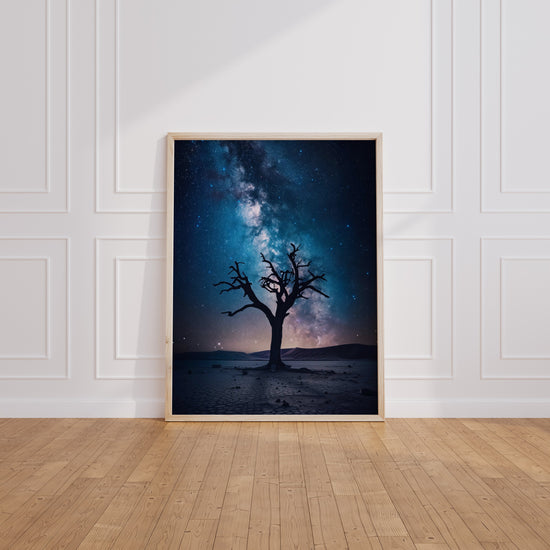 Poster Ciel africain étoilé - Arbre solitaire sous la Voie lactée — Vierge - living-room