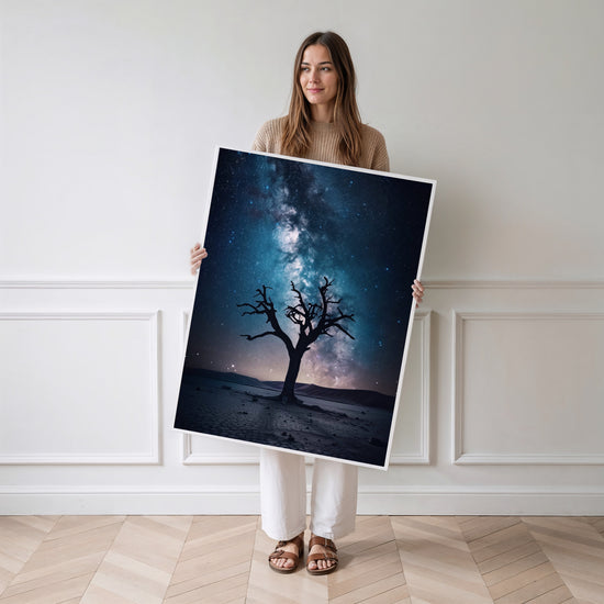 Poster Ciel africain étoilé - Arbre solitaire sous la Voie lactée — Vierge - poster-femme-debout