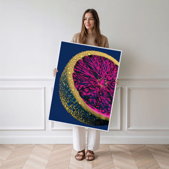 Poster Citron pop art - Fuchsia électrique et bleu profond pour cuisine pétillante — Vierge - poster-femme-debout