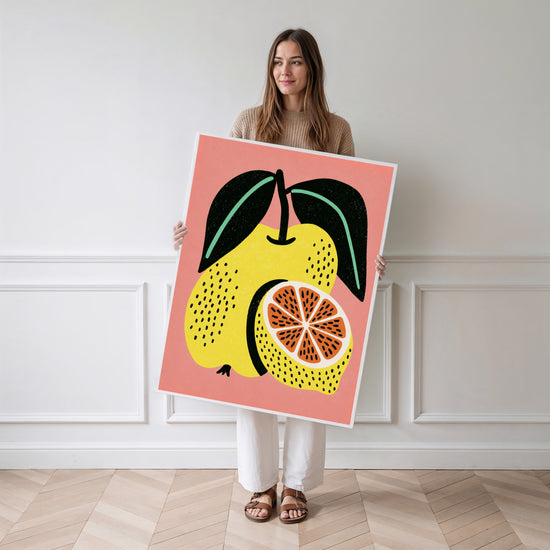 Poster Citron pop art - Un fruit graphique qui réveille la cuisine — Vierge - poster-femme-debout