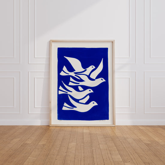 Poster Colombes blanches - Envol graphique sur bleu Klein — Vierge - living-room