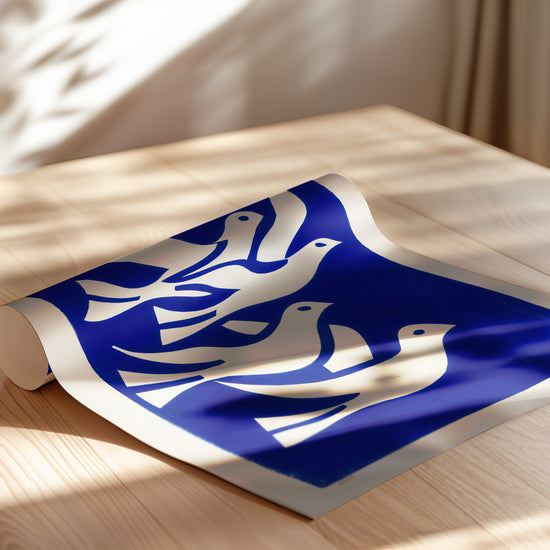 Poster Colombes blanches - Envol graphique sur bleu Klein — Vierge - poster-enroullé