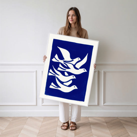 Poster Colombes blanches - Envol graphique sur bleu Klein — Vierge - poster-femme-debout