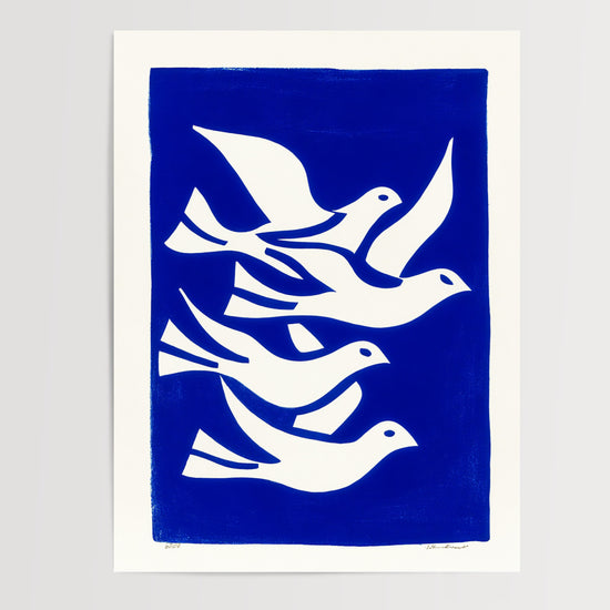 Poster Colombes blanches - Envol graphique sur bleu Klein — Vierge - poster-presentation-produit