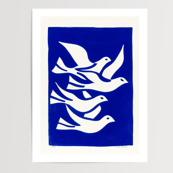 Poster Colombes blanches - Envol graphique sur bleu Klein — Vierge - poster-presentation-produit — passe-partout blanc