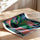 Poster Couple enlacé - Deux silhouettes tendres dans un jardin coloré — Vierge - poster-enroullé — passe-partout blanc