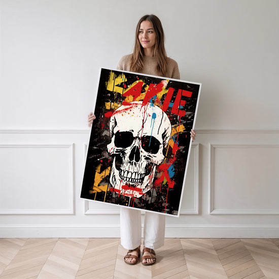 Poster Crâne urbain - L'attitude rebelle en couleurs — Vierge - poster-femme-debout