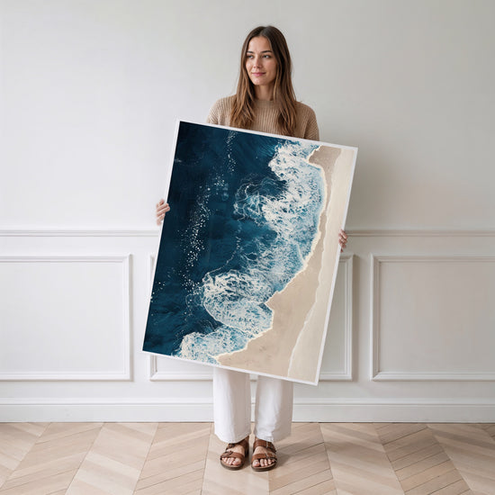 Poster Écume marine - Souffle du grand large et sable doré — Vierge - poster-femme-debout