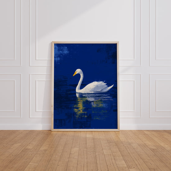 Poster Cygne blanc - Sérénité glissée sur un lac bleu nuit — Vierge - living-room