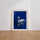 Poster Cygne blanc - Sérénité glissée sur un lac bleu nuit — Vierge - living-room — passe-partout blanc