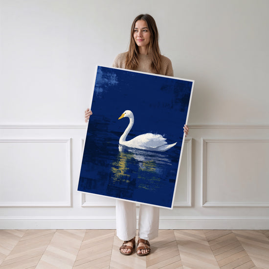 Poster Cygne blanc - Sérénité glissée sur un lac bleu nuit — Vierge - poster-femme-debout
