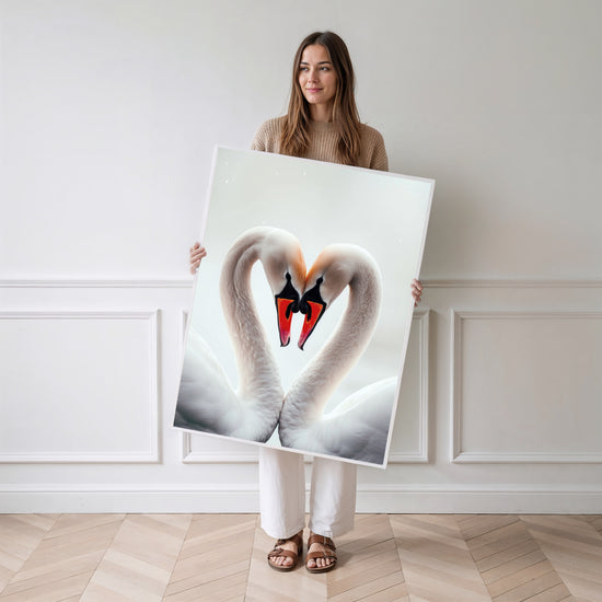 Poster Cygnes amoureux - Deux cous qui dessinent un cœur — Vierge - poster-femme-debout