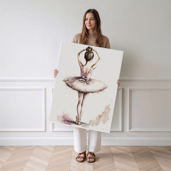 Poster Danseuse ballerine - L'élégance d'un pas suspendu — Vierge - poster-femme-debout