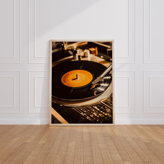 Poster Disque vinyle - Le voyage rétro d'une passion musicale — Vierge - living-room