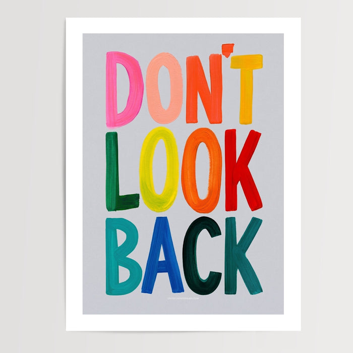 Poster Don't Look Back - Typographie colorée qui booste au bureau — Vierge - poster-presentation-produit — passe-partout blanc
