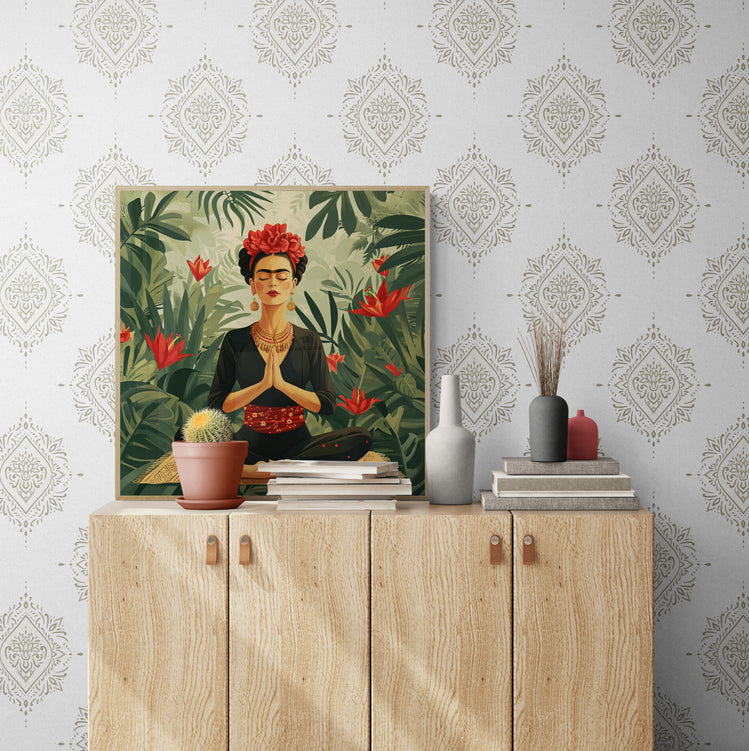 Poster Frida Kahlo méditative, décor mural apaisant, mobilier bois clair, vase minimaliste