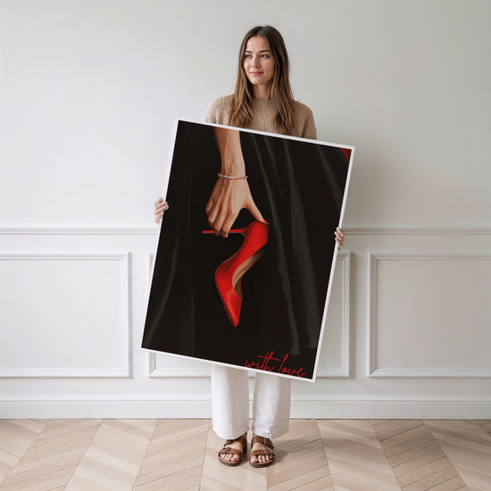 Poster Escarpin rouge - Glamour et sensualité en un geste — Vierge - poster-femme-debout