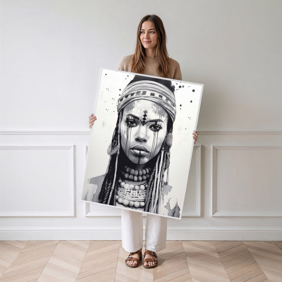Poster Femme africaine - Portrait noir et blanc plein de caractère — Vierge - poster-femme-debout
