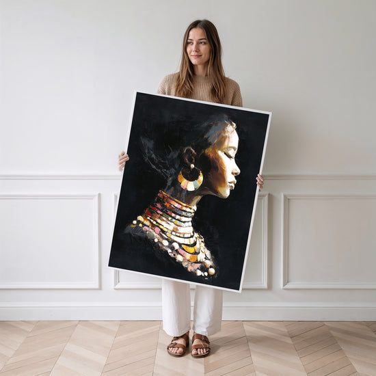 Poster Femme africaine - Profil élégant aux parures éclatantes — Vierge - poster-femme-debout