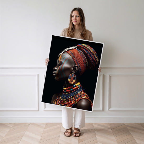 Poster Femme africaine - Profil orné de perles rouges sur fond noir — Vierge - poster-femme-debout