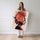 Poster Femme aux fleurs - Portrait audacieux aux couleurs d'un été flamboyant — Vierge - poster-femme-debout