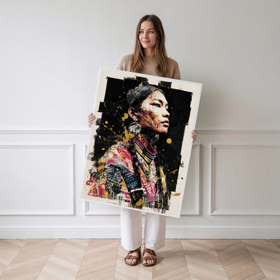 Poster Femme Kayan - Fierté ethnique en street art doré et urbain — Vierge - poster-femme-debout