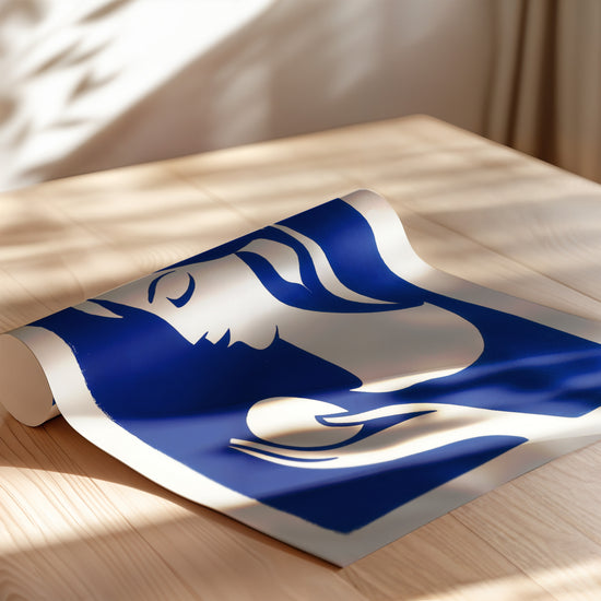 Poster Femme à la sphère - Silhouette bleu Matisse pleine de douceur — Vierge - poster-enroullé