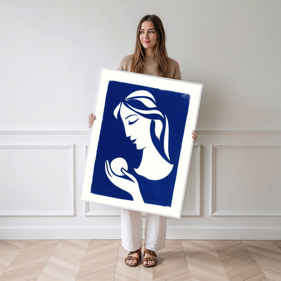 Poster Femme à la sphère - Silhouette bleu Matisse pleine de douceur — Vierge - poster-femme-debout
